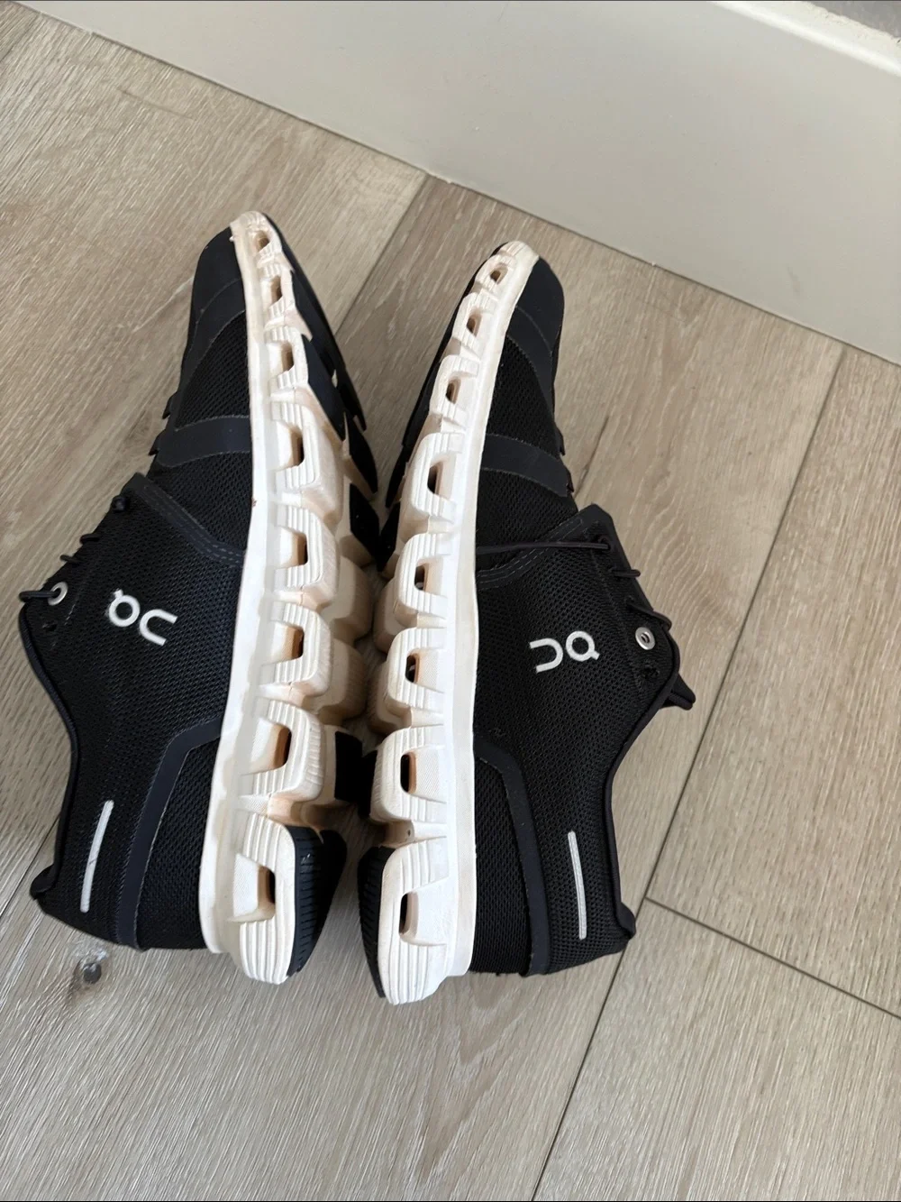 On Running Cloud 6 Men's Size M 8.5  black  White Running Shoes